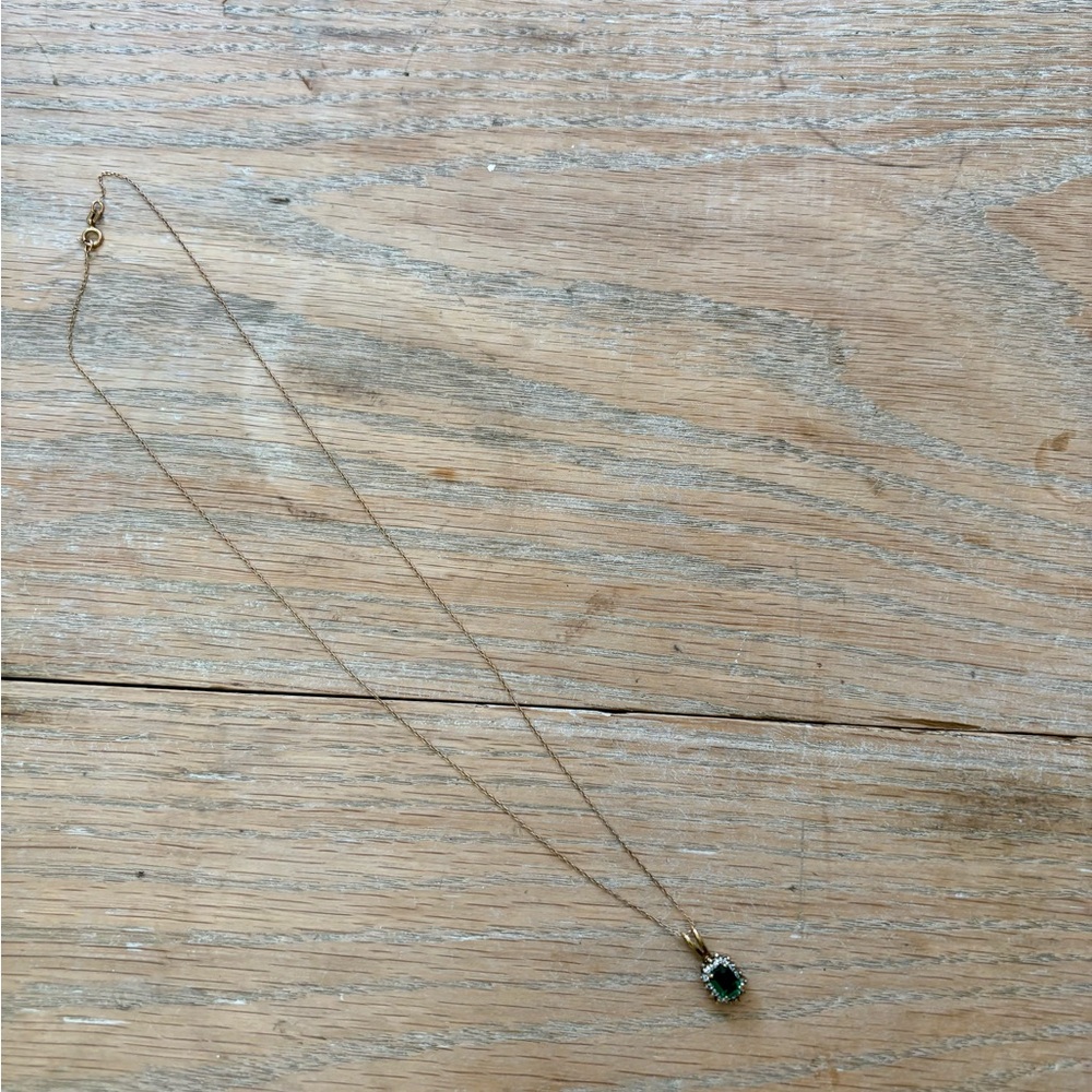 Elegant Green and Gold Pendant Necklace - Picture 2 of 3